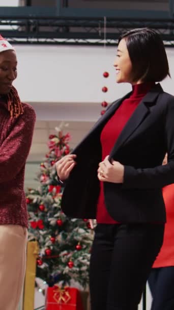 Dekoratif Giyim Mağazasında Dönen Müşterilerin Dikey Görüntüsü Afro Amerikan Çalışan — Stok video