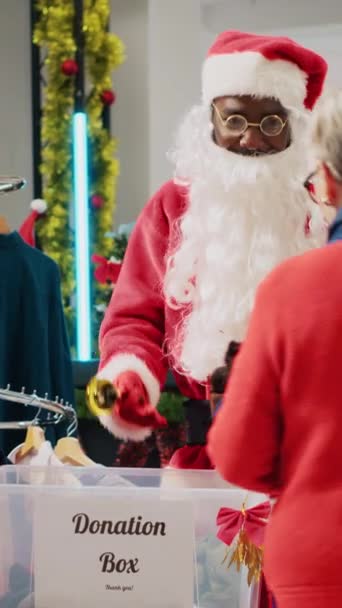 Вертикальне Відео Роздрібний Помічник Одягнений Санта Клаус Збирає Необов Язковий — стокове відео