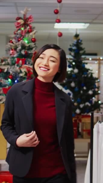 아시아 고객의 비디오 크리스마스 상점에서 친절한 조수와 이야기 완벽하게 세련된 — 비디오