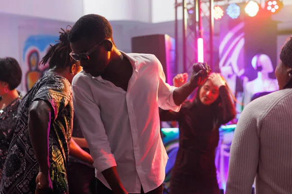 Clubber Afro Americano Óculos Sol Festejar Pista Dança Lotada Discoteca — Fotografia de Stock