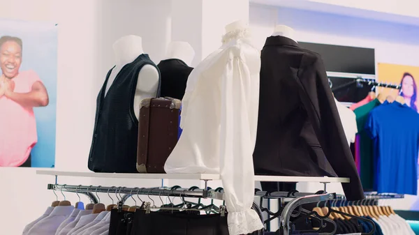 Бутік Торгового Центру Наповнений Модним Пошиттям Кілька Стелажів Модним Формальним — стокове фото
