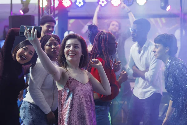 Gece Kulübü Diskoteğinde Arkadaşlarıyla Dans Ederken Gülümseyen Kadın Selfie Çekiyor — Stok fotoğraf