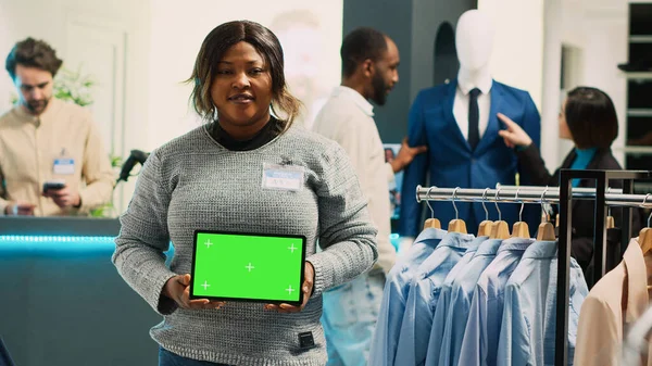 アフリカ系アメリカ人労働者は緑の画面でタブレットを保持し 孤立したディスプレイで商業活動を宣伝する 空白のコピースペース画面を持つクロマキーテンプレートを使用して女性アシスタント — ストック写真