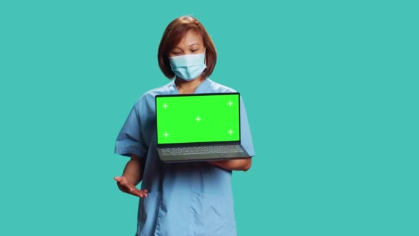 Enfermera Mostrando Video Informativo Procedimiento Médico Ordenador Portátil Maqueta Croma — Vídeos de Stock