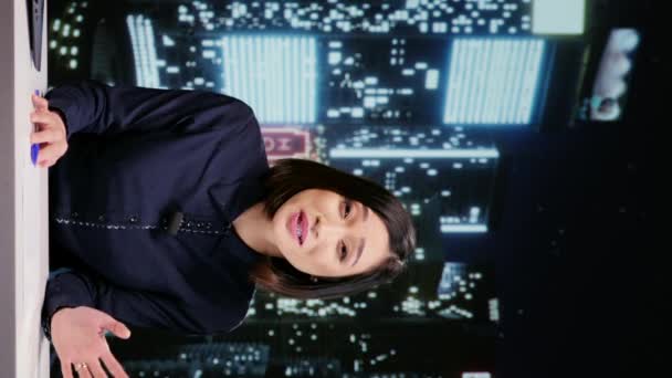 Vídeo Vertical Anchorwoman Presenta Tarde Talk Show Nocturno Abordando Todos — Vídeo de stock