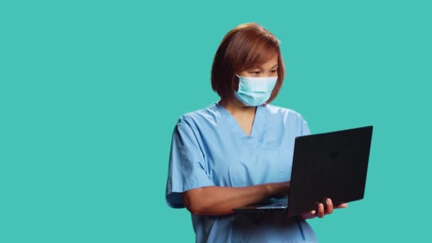 Sluiten Van Verpleegkundige Chatten Met Patiënt Laptop Tijdens Online Telegezondheidscontrole — Stockvideo