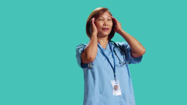 Trött Sjuksköterska Som Lider Migrän Smärta Efter Tröttsam Dag Jobbet — Stockvideo
