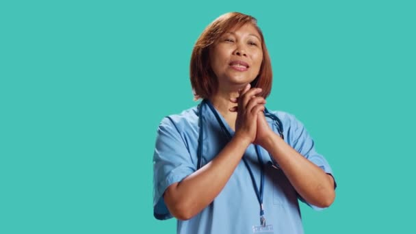 인상을위한 관리를 Bipoc 클로즈업 스튜디오 배경에 제스처에 손으로 간호사 — 비디오