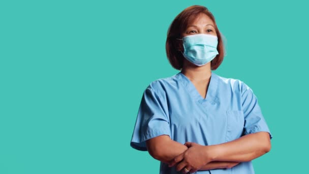 Neşeli Asyalı Bir Sağlık Uzmanının Kollarını Kavuşturup Mavi Stüdyo Arka — Stok video