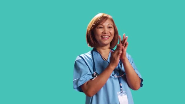 Zatwierdzenie Uśmiechniętej Pielęgniarki Szczęśliwie Klaszczącej Dłonie Zadowolonej Osiągnięć Pracownik Kliniki — Wideo stockowe