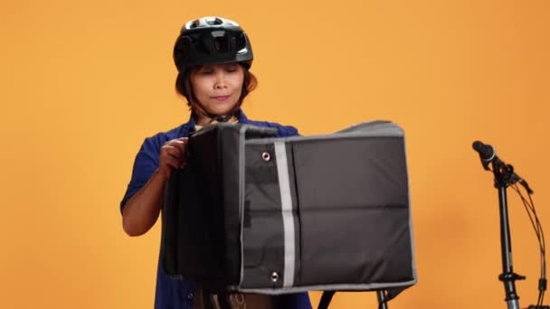 Feliz Entrega Pizza Mulher Vestindo Equipamento Bicicleta Trazendo Ordem Para — Vídeo de Stock