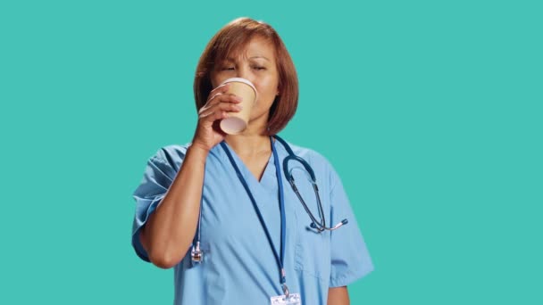Bipoc Sjuksköterska Provsmakning Snabbkaffe Jobbet Överraskad Oväntad Arom Närbild Bild — Stockvideo