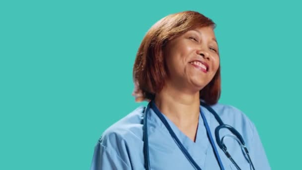Optimistisch Gekühlte Asiatische Klinikmitarbeiterin Die Bei Der Arbeit Vor Lachen — Stockvideo