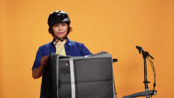 Femeie Prietenoasă Livrare Pizza Purtând Echipament Bicicletă Care Aduce Comanda — Videoclip de stoc