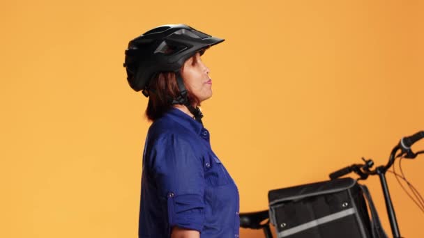 Teslimatçı Bisikletli Müşteriyi Selamlıyor Paket Servis Sunuyor Stüdyo Arka Planında — Stok video