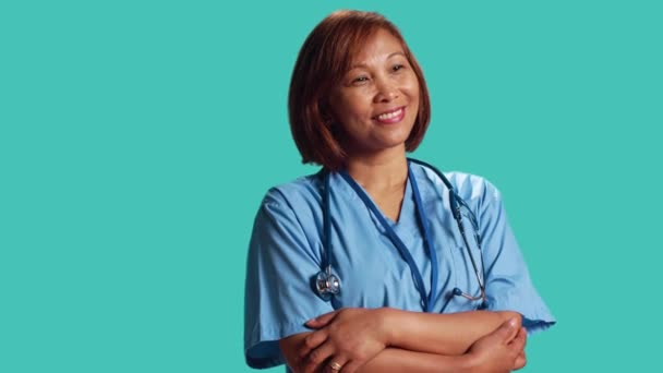 Perawat Tangan Pelipatan Asia Yang Gembira Dan Berpengalaman Tersenyum Sambil — Stok Video