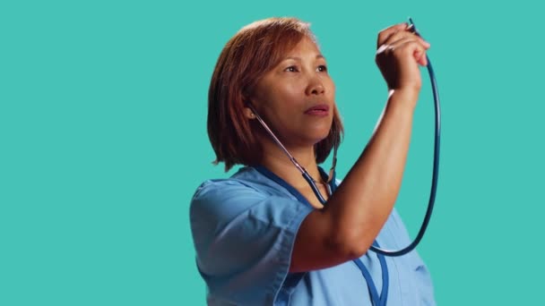 Сертифікований Працівник Лікарні Bipoc Використовує Стетоскоп Вимірюючи Життєво Важливі Ознаки — стокове відео