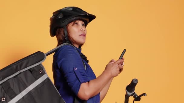 Müşteri Siparişini Telefon Uygulamasına Yükleyen Kurye Müşteri Konumu Için Bisiklet — Stok video