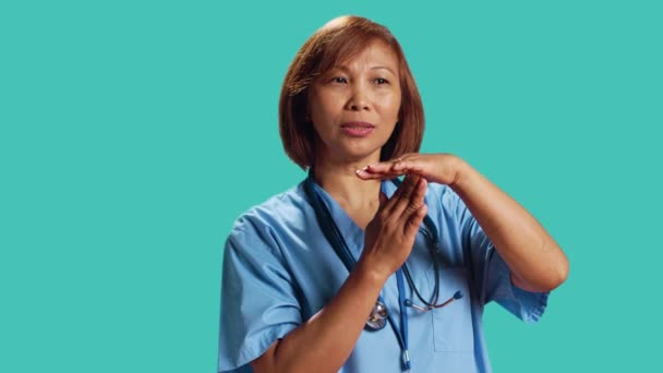 Primer Plano Asertiva Enfermera Asiática Pidiendo Tiempo Espera Trabajo Trabajador — Vídeos de Stock