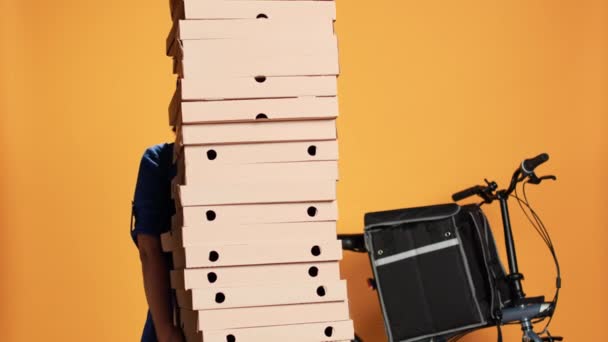 Vermoeide Koerier Beladen Met Een Enorme Stapel Pizza Wachtend Tot — Stockvideo