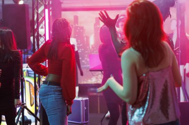 İnsanlar gece kulübünde disko partilerinde eğleniyor ve eğleniyorlar. Çeşitli erkek ve kadınlar dans edip, kutlama yaparken, aynı zamanda modern müzik ritmine geçtiler.