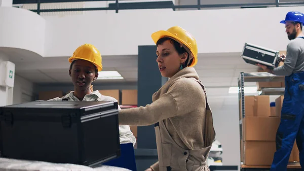 Woman Employee Looking List Goods Boxes Working Colleagues Send Merchandise — Stock Photo, Image
