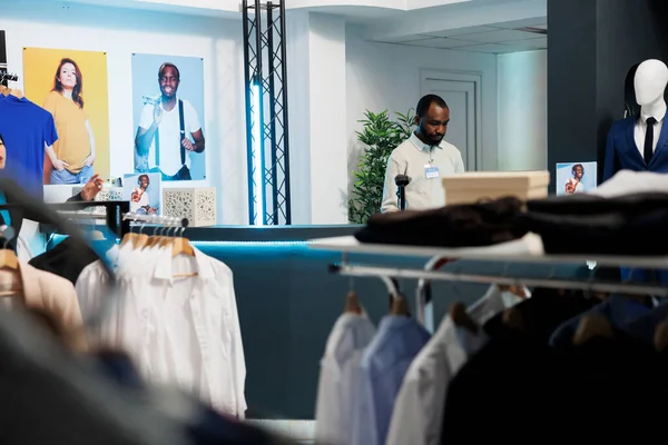 非裔美国人收银员站在服装店的收银台前 商场精品店部助理 在收银台工作 管理交易 — 图库照片