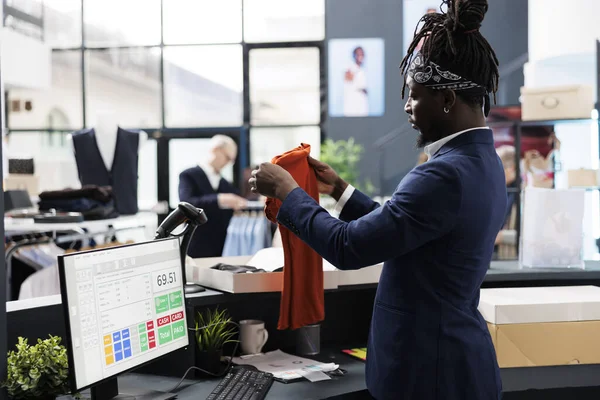 Mitarbeiter Eines Afroamerikanischen Ladens Wickeln Shirts Der Kasse Ein Und — Stockfoto