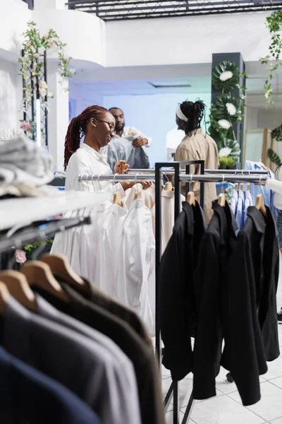 Moda Boutique Mulher Empregado Pendurado Roupas Rack Para Venda Assistente — Fotografia de Stock