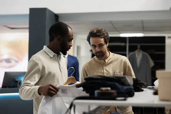 Сотрудник Модного Бутика Помогает Африканскому Американскому Клиенту Выборе Формальной Одежды — стоковое фото