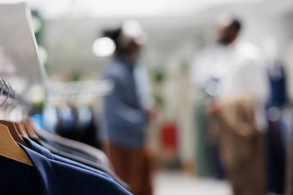 Camisas Masculinas Penduradas Rack Shopping Center Com Cliente Assistente Escolhendo — Fotografia de Stock