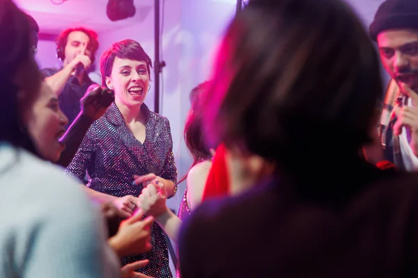 Vrolijke Vrienden Groep Lachen Dansen Discotheek Evenement Nachtclub Jonge Zorgeloze — Stockfoto