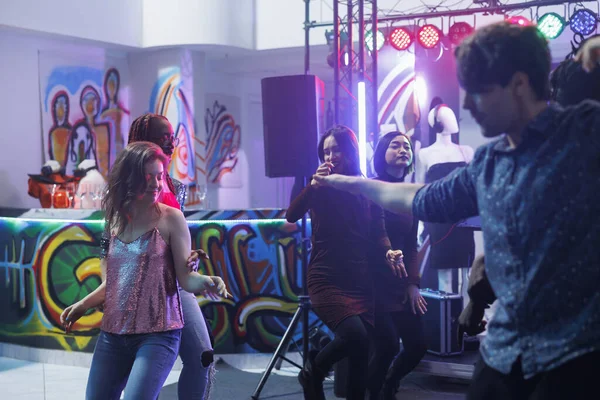 Hombre Mujer Bailando Festejando Discoteca Reuniéndose Discoteca Joven Pareja Caucásica — Foto de Stock