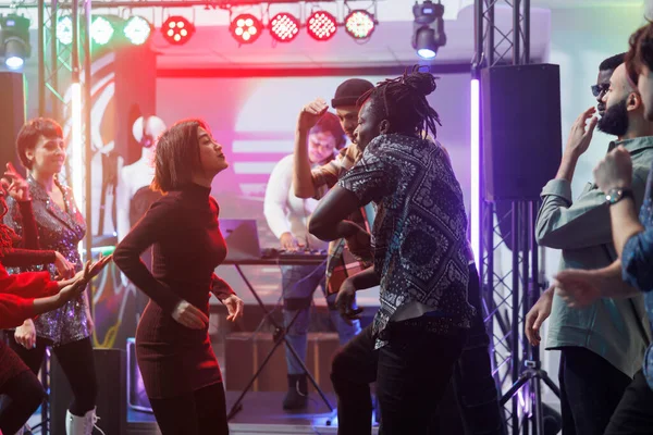 Leidenschaftliches Multiethnisches Paar Das Zusammen Tanzt Und Einem Nachtclub Feiert — Stockfoto
