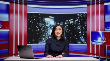 Medya yayıncısı gece geç saatlerde talk show sunuyor, canlı yayında önemli küresel olayları tartışıyor. Eğlence sektöründe gazeteci olarak çalışan Asyalı kadın.