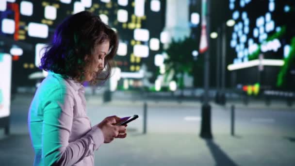 Dorosły Smartfonie Spacerujący Pobliżu Centrum Miasta Szukający Wskazówek Temat Nocnej — Wideo stockowe