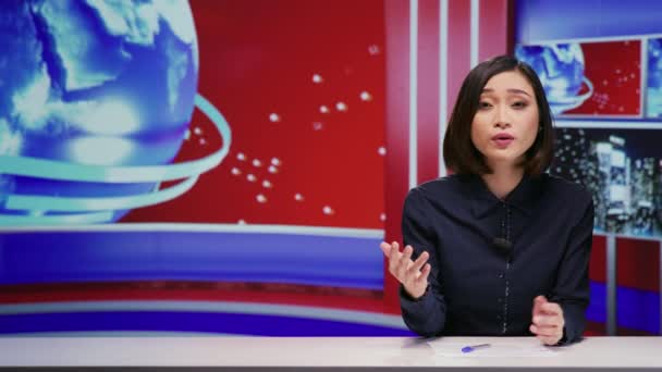 Wartawan Asia Meliput Berita Utama Studio Berbicara Tentang Acara Sehari — Stok Video