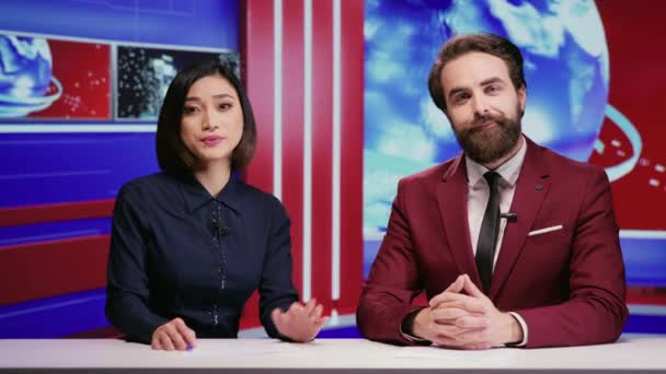 Diverse Novináři Hosting Ranní Show Živě Pořadu Prezentovat Snídaně Talk — Stock video