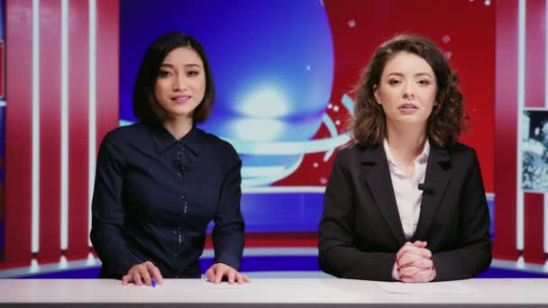 Команда Новинних Ведучих Ранковому Шоу Представляє Глобальні Події Телевізійного Контенту — стокове відео