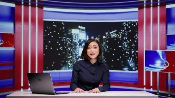 媒体播音员深夜主持脱口秀节目 在直播电视节目中讨论重要的全球活动 亚洲妇女担任娱乐电视部分的记者 — 图库视频影像