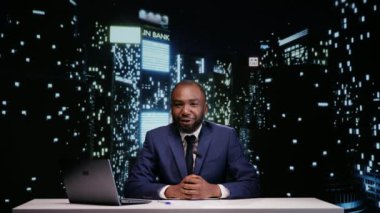 Haber odasında gece programlarına başlayan mutlu TV sunucuları dünya haberlerini ve günlük olayları canlı olarak sunuyor. Afrika kökenli Amerikalı adam gece yarısı televizyon programında haber bülteni yayınlıyor..