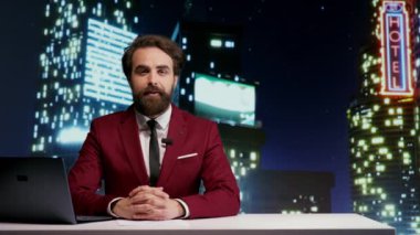 TV sunucusu gece programında son dakika haberlerini sunuyor, en son ünlü skandalından bahsediyor. Medya gazetecisi etkinlikleri sunuyor ve eğlence segmenti açıyor, haber stüdyosunda program sunuyor.