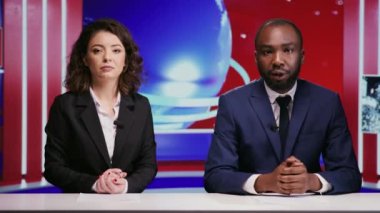 Çeşitli gazeteciler, tüm haber başlıklarını küresel kanalda, uluslararası televizyon programında canlı yayınlamak üzere sabah programı sunuyor. Medya muhabirleri ekibi yayın panelinde eğlence etkinlikleri sunuyor..