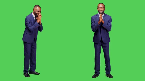アフリカ系アメリカ人の男は祈りの手のシンボルを行い カメラ 精神的なジェスチャーで許しを求めています 男性起業家は幸運と楽観的な従業員のために神に祈る — ストック写真