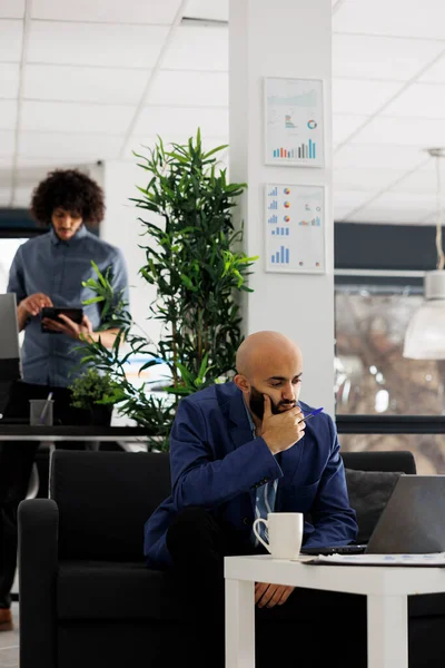 企业家对解决办公室复杂业务发展问题的思考 在协同办公空间启动公司Arab员工管理策略及分析笔记本电脑销售数据 — 图库照片