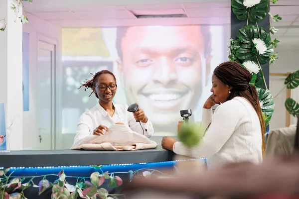 Glimlachende Afrikaanse Amerikaanse Kassier Die Klantenkleren Scant Bij Kassa Vrouw — Stockfoto