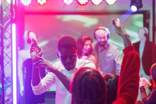 Hombre Bailando Con Amigos Festejando Discoteca Discoteca Joven Afroamericano Clubber — Foto de Stock
