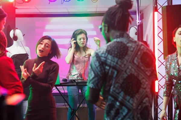 Mujer Auriculares Que Realizan Utilizando Estación Mezcla Música Electrónica Escenario — Foto de Stock