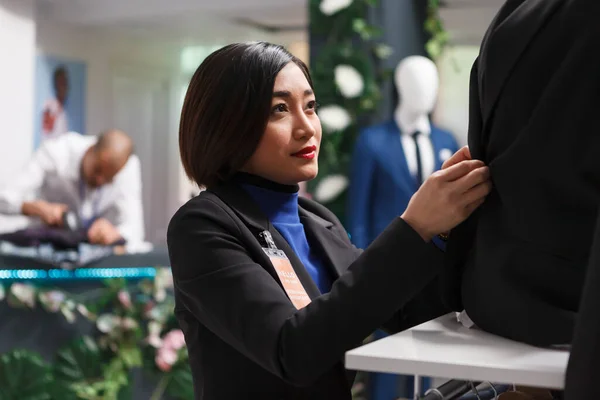 Kleding Winkel Aziatische Vrouw Verkoper Presentatie Stijlvolle Outfit Etalagepop Terwijl — Stockfoto