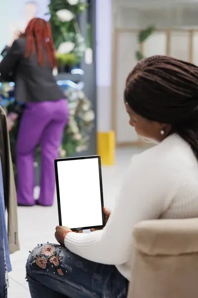 Mulher Afro Americana Usando Tablet Mock Enquanto Faz Compras Boutique — Fotografia de Stock